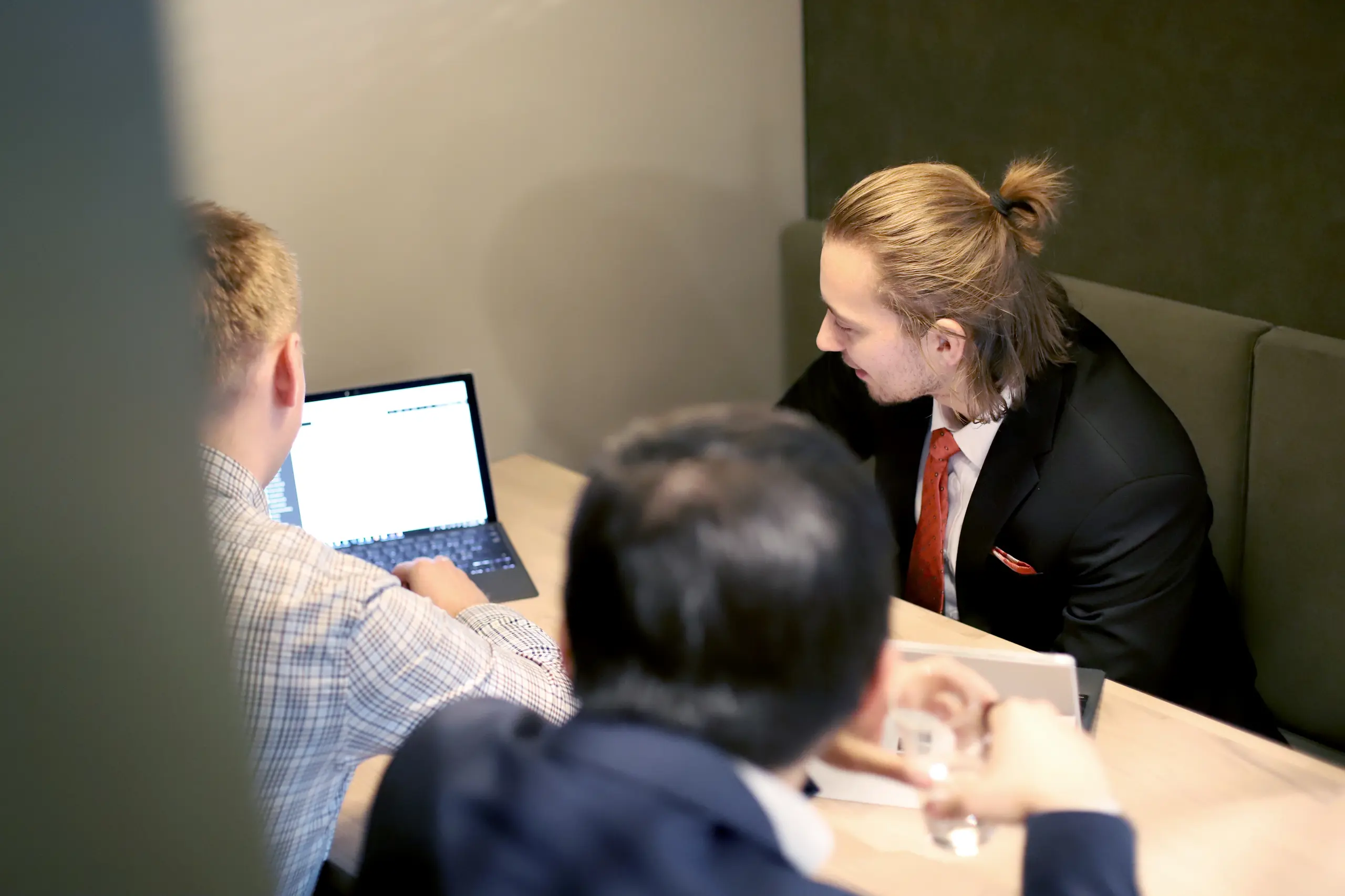 FORSTÅELSE OG ARBEIDSFLYT: - Det viktigste med utvikling er å forstå prosessene. Forstår man dem, kan man sørge for bedre arbeidsflyt, sier Nicklas Eltvik i bspoke.
