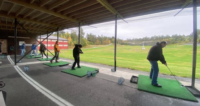 Ansatte i bspoke spiller golf.