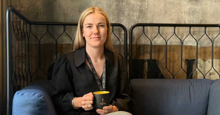 Ellen i sofaen til bspoke-1