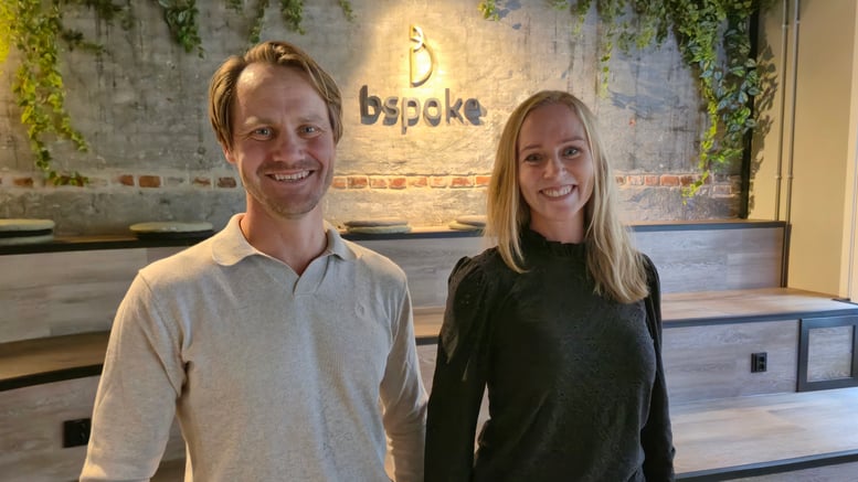 Henrik og Eli under bspoke logo