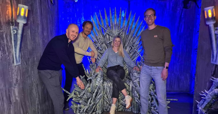 Mathilde i stolen under Escape room