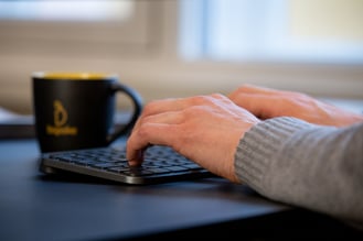 Systemutvikling - hender på tastatur