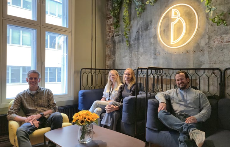 De 4 ansatte i tilde på plass i sine nye kontorer hos bspoke