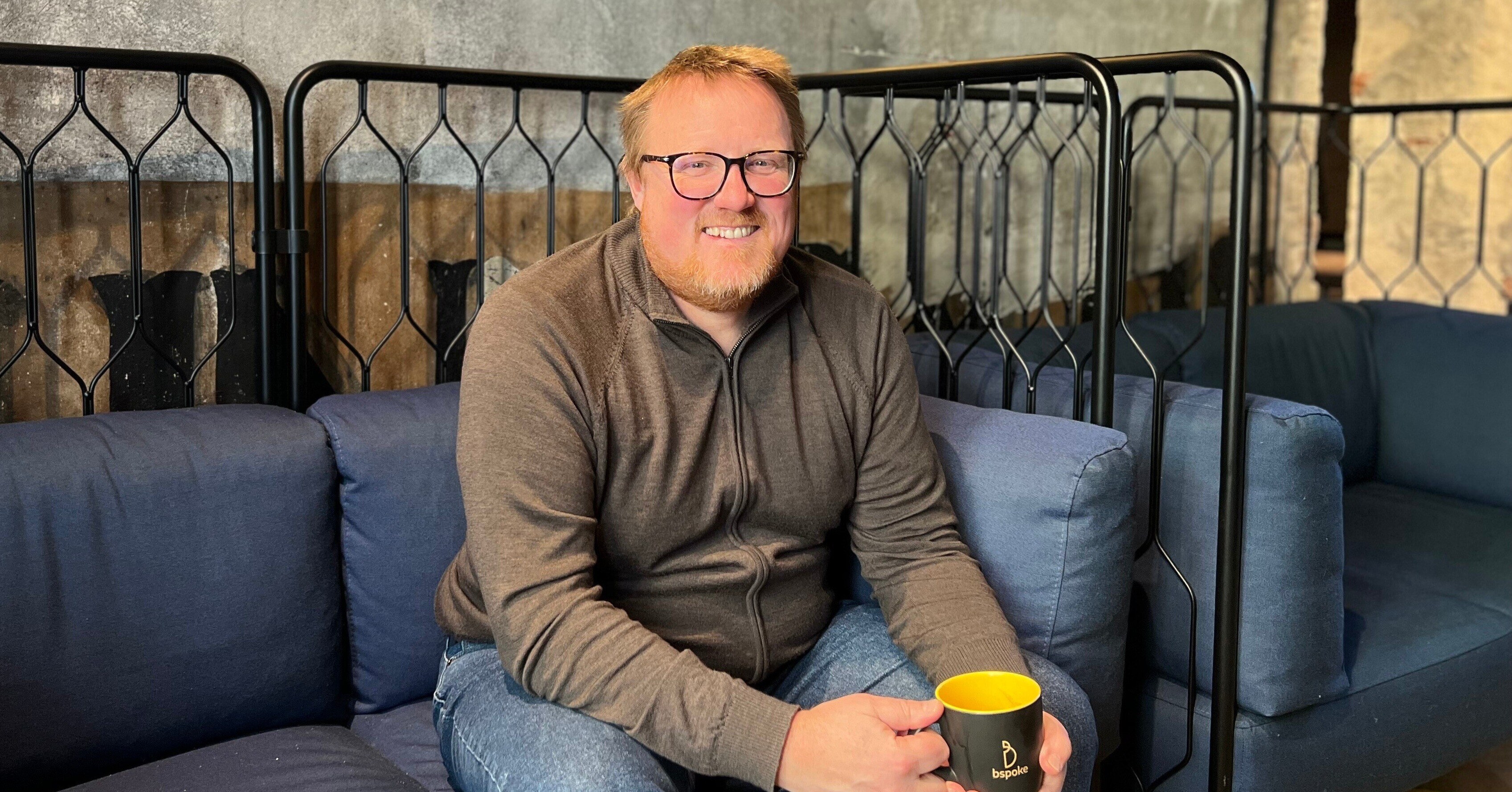 Håvard på sofaen i bspoke