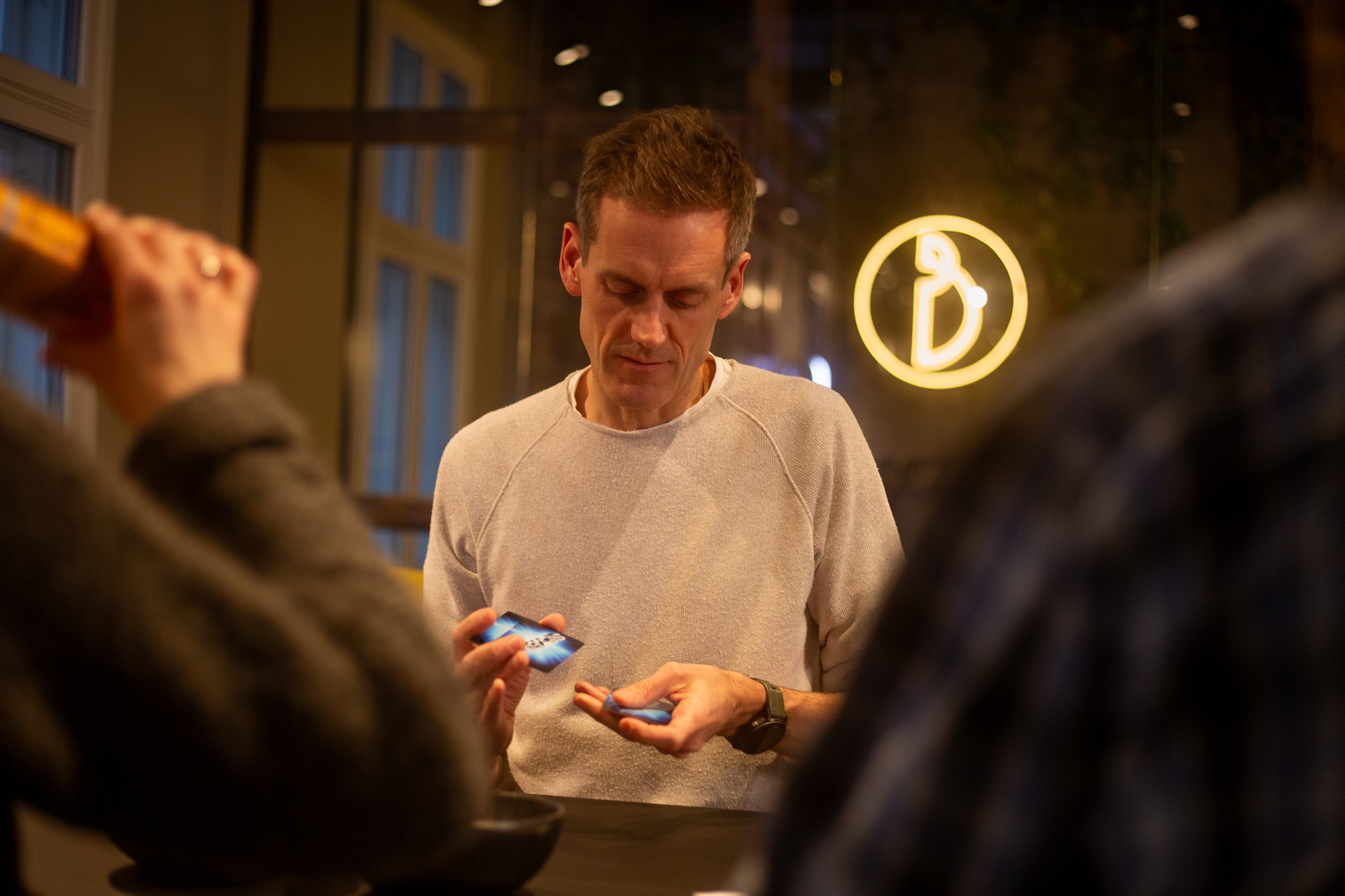 Lars sitter på tribunen foran en bspoke logo